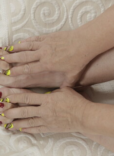 Jennifer is a 55 year old granny that loves playing with her feet and get extremely wet by doing so