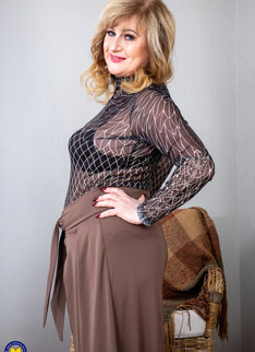 Curvy cougar showing off her assets