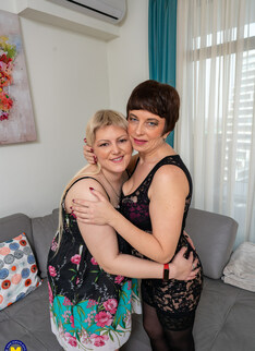 Curvy teen doing an older mature lesbian