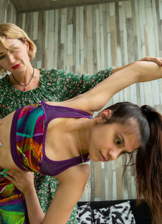 Working out with your stepmom is becoming a lesbian sweatfest