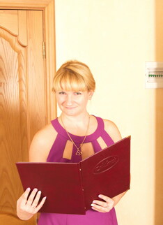 Naughty housewife shoving all kinds of stuff up her pussy