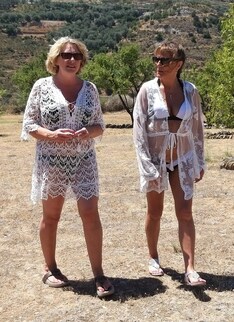 Two mature lesbians are licking in an open field in the sun