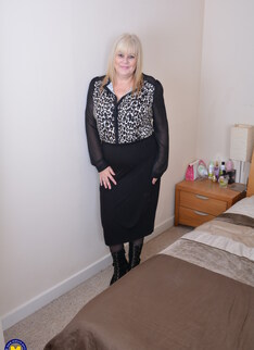 Chubby British housewife playing with herself
