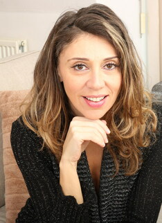 French mom Chloe loves to play with her wet unshaved pussy