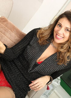 French mom Chloe loves to play with her wet unshaved pussy