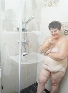 Mature BBW getting seduced for sex in the shower