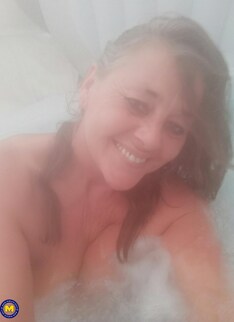 This older lady loves to play with her wet pussy