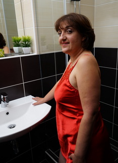 Curvy mature Melana is showing off her first time in a solo shoot for mature.nl