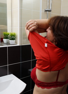 Curvy mature Melana is showing off her first time in a solo shoot for mature.nl