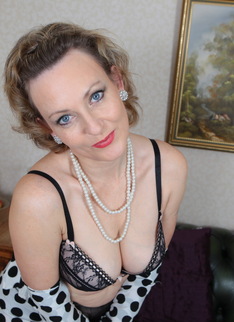 This horny British housewife loves to play alone