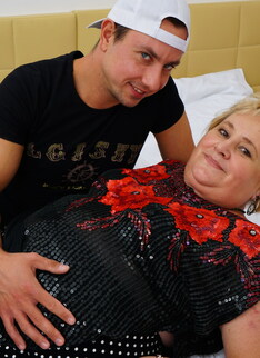 Horny mature BBW gets a mouth full of pleasure
