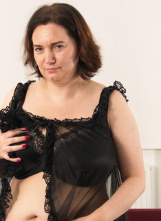 This curvy housewife loves to play alone