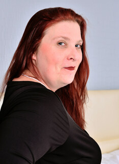 Canadian curvy mature Nikki Hayze playing with herself