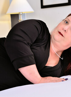 Canadian curvy mature Nikki Hayze playing with herself