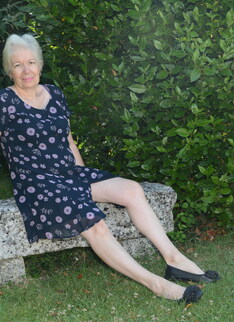 Horny British mature lady playing in the garden