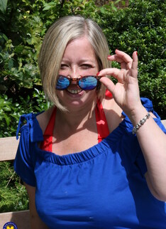 Curvy mature shooting star masturbating in the garden