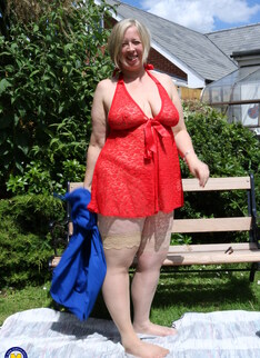 Curvy mature shooting star masturbating in the garden