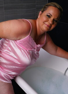 Curvy mature lady Summer loves playing alone