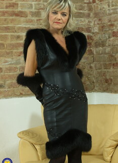Naughty mature Cherry pleasing herself