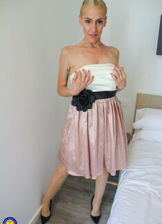 Naughty mature Yelena Vera doing her toy boy