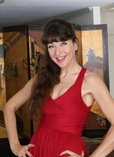 Mature temptress Gina loves to play with her shaved pussy