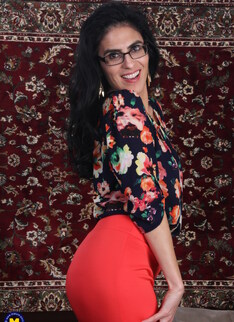 Skinny American housewife playing with her pussy
