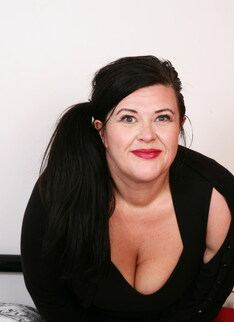 Curvy British housewife fooling around with a horny dude