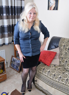 Chubby British mature lady getting wet and wild