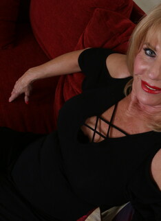 Horny American mature lady Rae getting wet and wild