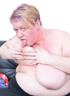 Big british mature BBW playing with herself