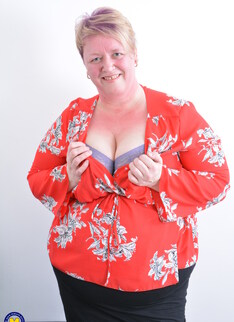 Big british mature BBW playing with herself