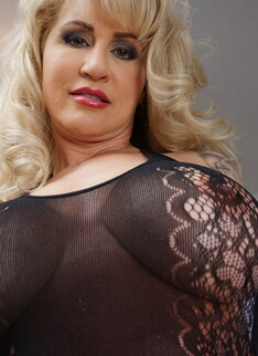 Steamy hot big booty American MILF getting very naughty