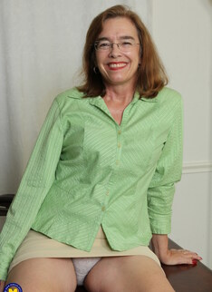 American hairy mature lady playing with herself