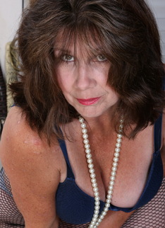 Mature housewive gets very wet
