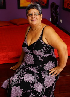 Nauchty chubby mature lady playing with herself