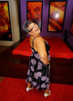 Nauchty chubby mature lady playing with herself