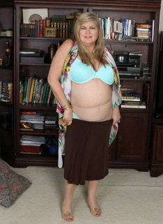 Mature American BBW playing with herself