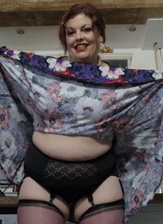 Chubby British mature lady playing with herself