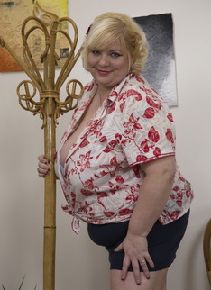 Huge breasted mature BBW getting very naughty