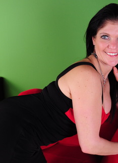 Horny housewife from the States playing alone