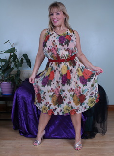 Blonde thick British housewife playing with herself