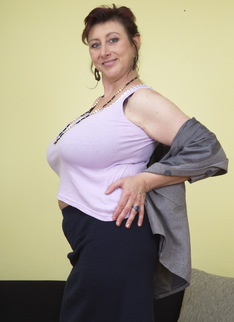 Huge breasted mature Jana shows us her good stuff