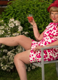 Horny British mature lady playing in the garden