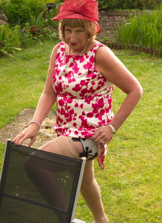Horny British mature lady playing in the garden