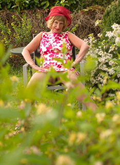 Horny British mature lady playing in the garden