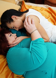 Hot babe fooling around with a BBW lesbian