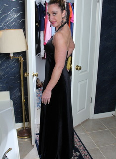 Muscled American housewife playing with herself
