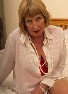 Chubby British mature lady getting naughty