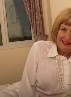 Chubby British mature lady getting naughty