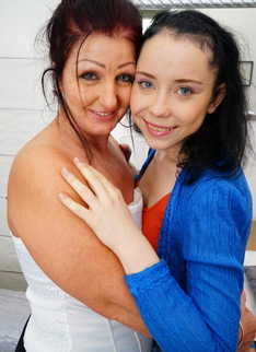Hot steamy babe doing a naughty older lesbian